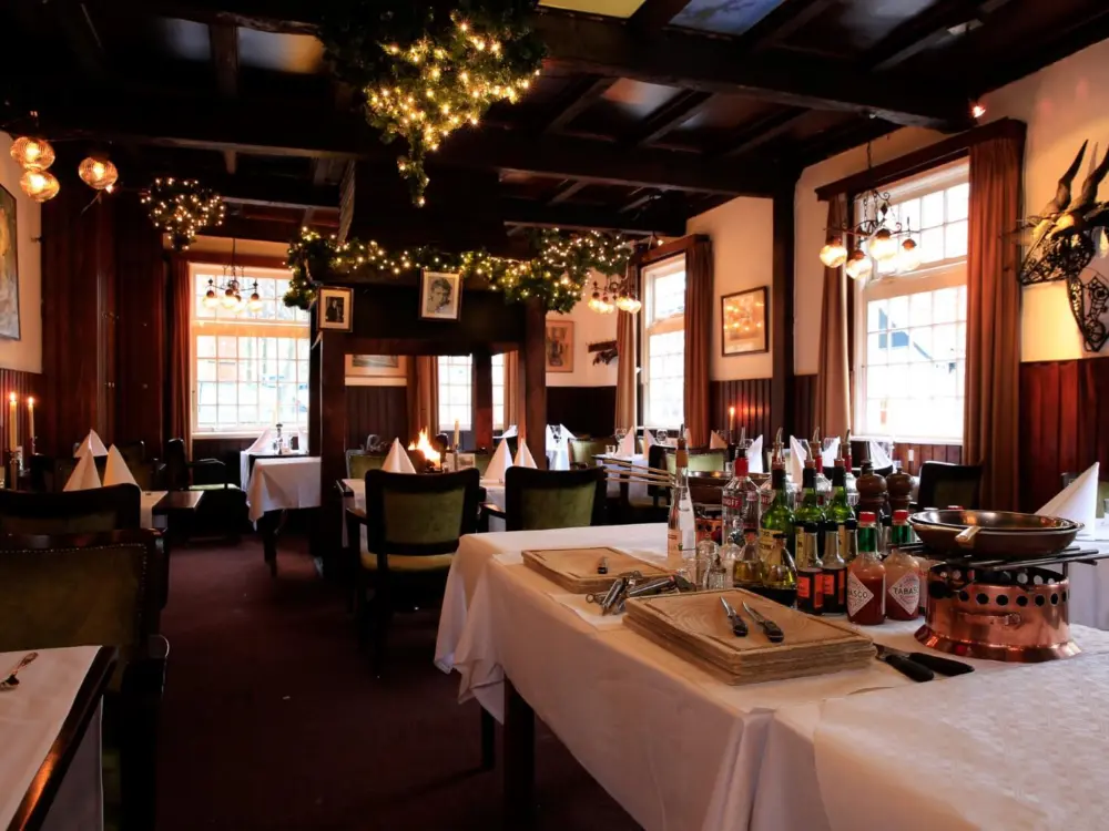 Café-Restaurant Het Huis Met De Pilaren in Bergen