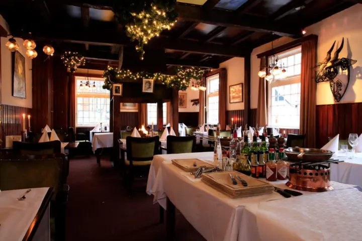 Café-Restaurant Het Huis Met De Pilaren in Bergen