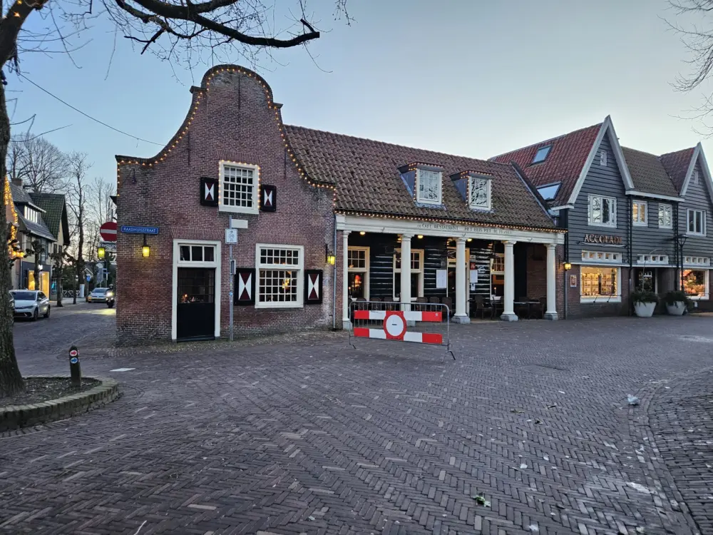 Café-Restaurant Het Huis Met De Pilaren in Bergen