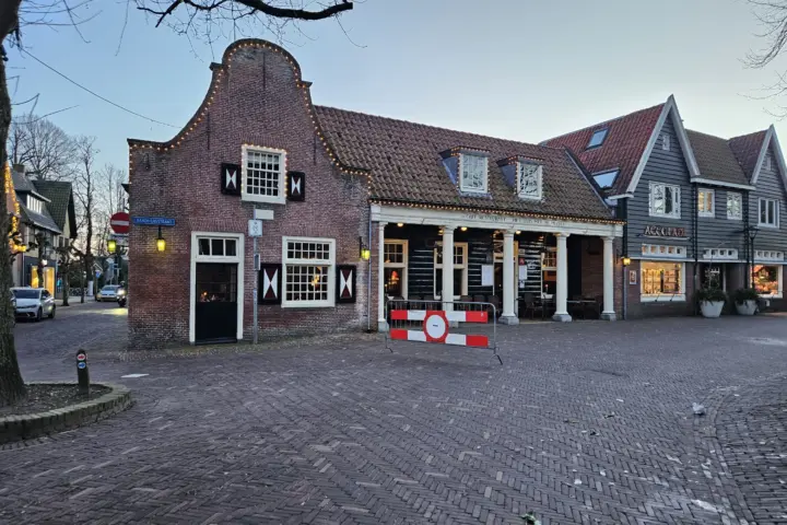 Café-Restaurant Het Huis Met De Pilaren in Bergen