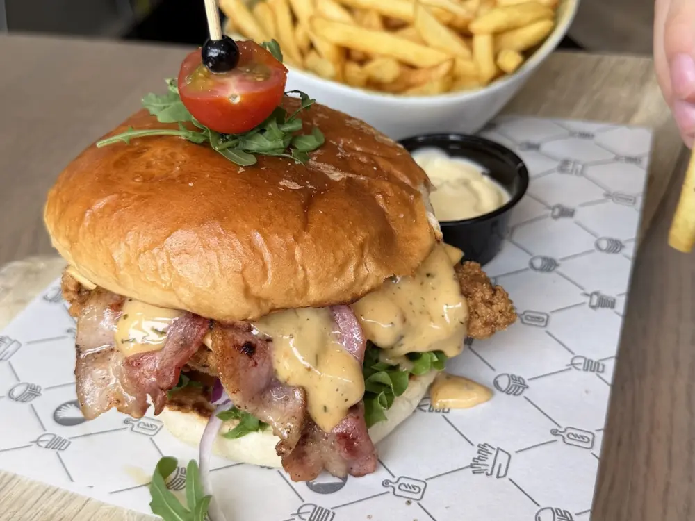 De Snackbar lunch and dinner in Deurne