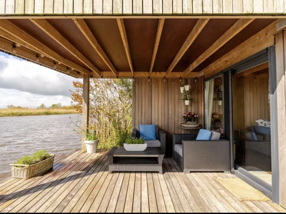 Bed & Breakfast Alma’s Tiny House Aan Het Water in Oosthem