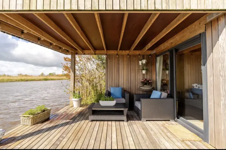 Bed & Breakfast Alma’s Tiny House Aan Het Water in Oosthem