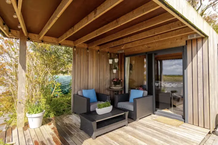 Bed & Breakfast Alma’s Tiny House Aan Het Water in Oosthem