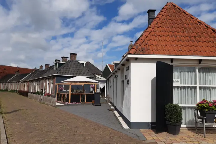 B & B 1869 in Scharnegoutum