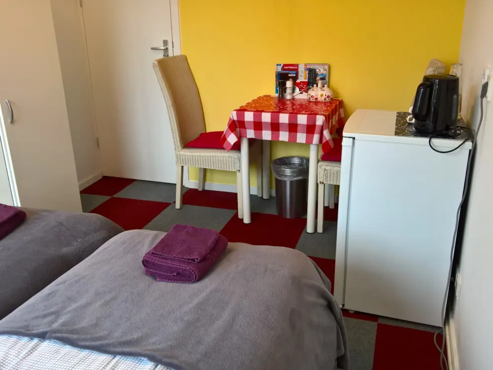 Bed and Breakfast Amsterdam Holy Dove and baggage storage E 5 per bag per day in Amsterdam