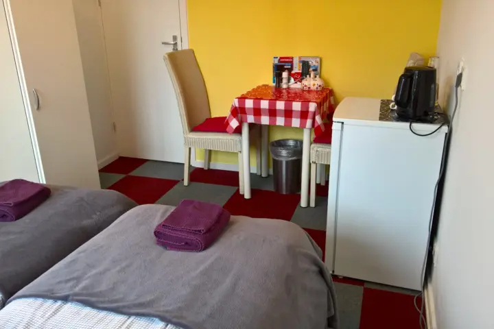 Bed and Breakfast Amsterdam Holy Dove and baggage storage E 5 per bag per day in Amsterdam