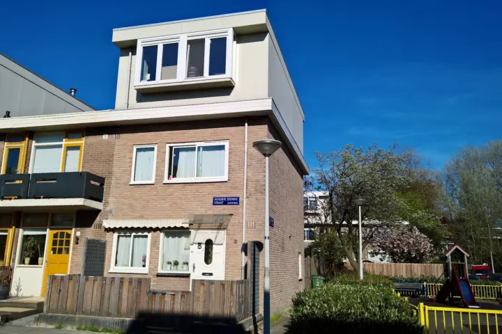 Bed and Breakfast Amsterdam Holy Dove and baggage storage E 5 per bag per day in Amsterdam