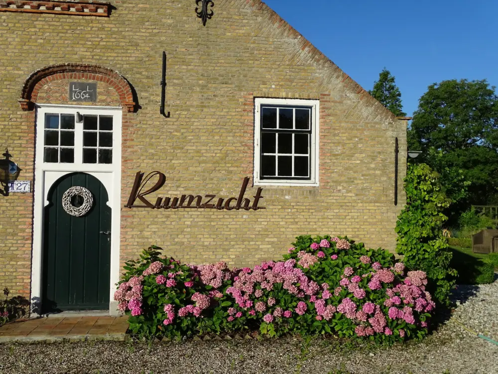 Hoeve Ruimzicht B&B - Theetuin - Imkerij in Renesse