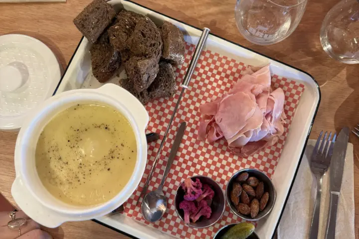 Les Tchéroux - Cantine Flottante in Wezet
