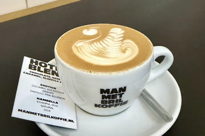 Restaurant Man Met Bril Koffie in Rotterdam