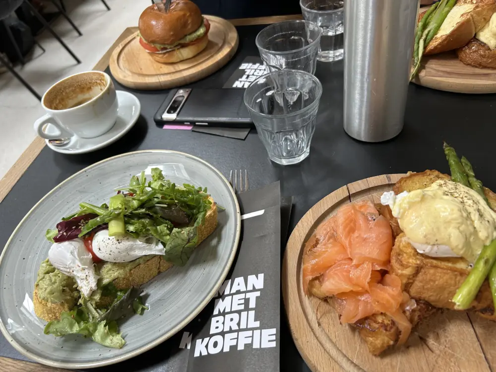 Restaurant Man Met Bril Koffie in Rotterdam