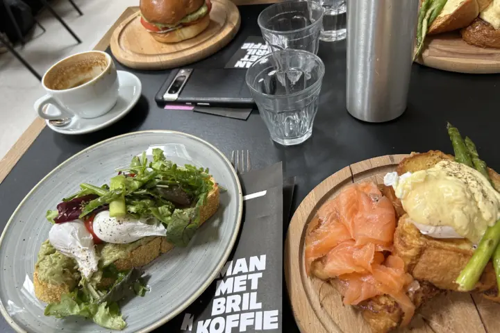 Restaurant Man Met Bril Koffie in Rotterdam