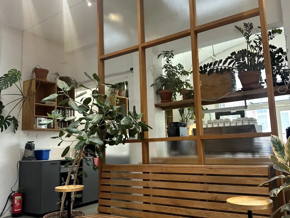 Restaurant Man Met Bril Koffie in Rotterdam