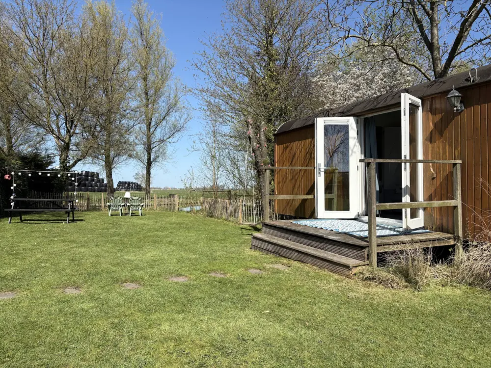 Bed & Breakfast Pipowagen Sneek in Offingawier