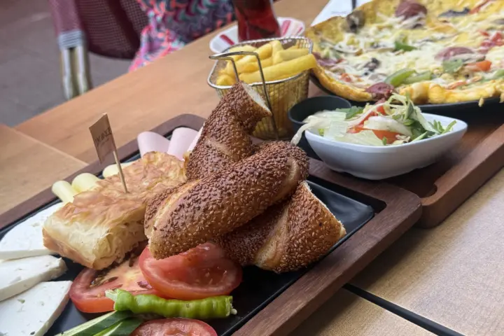 Restaurant Simit and Cheese in Rotterdam